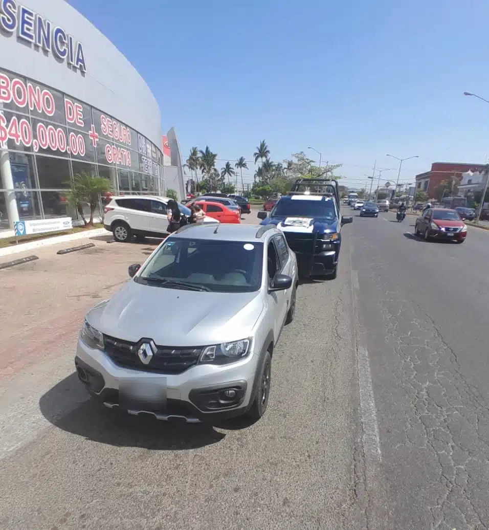 Camioneta en la que viajaba Emilio, quien fue detenido en Mazatlán