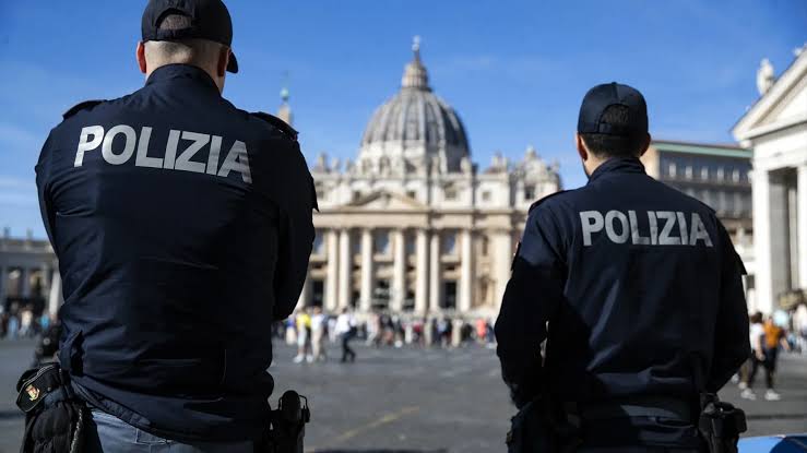 Detienen a sacerdote armado en el Vaticano; alega que es para su defensa