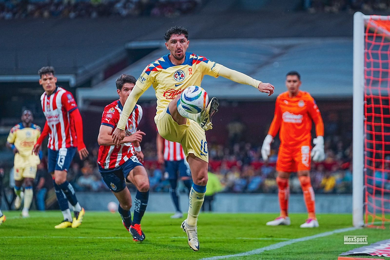Diego Valdés jugador del América pateando un balón de futbol en la cancha del estadio Azteca, y atrás Jesús Chiquete Orozco y Raúl Tala Rangel jugadores de las Chivas del Guadalajara en la semifinal del Clausura 2024