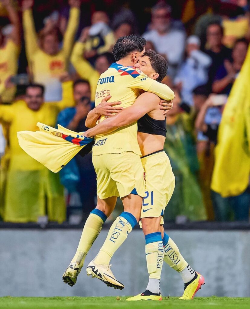 Henry Martín abrazando a Diego Valdés tras el gol que le dio el bicampeonato al América ante el Cruz azul en la Liga Mx