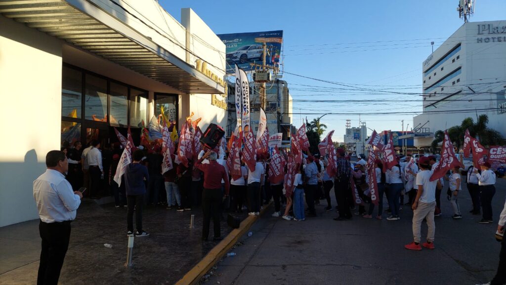 Simpatizantes de los candidatos a diputados locales en Ahome