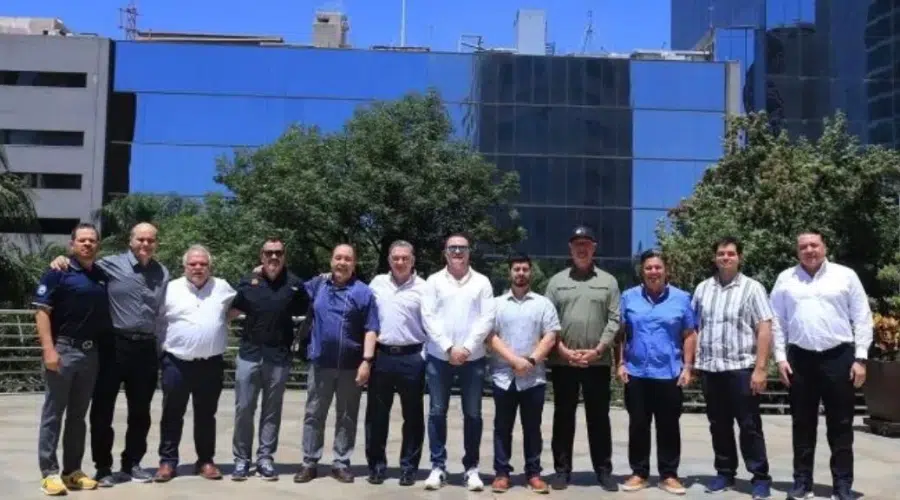Presidentes de los 10 equipos de la Liga Arco Mexicana del Pacífico reunidos tras concluir la segunda asamblea del año.