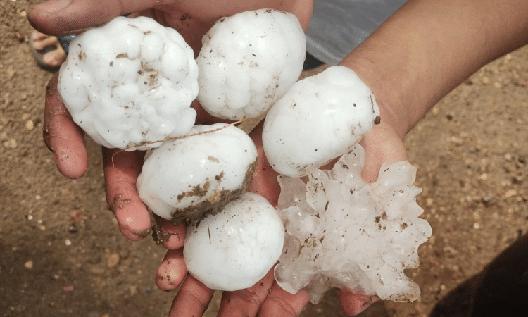 Intensas lluvias y fuerte granizada en Anáhuac, Nuevo León