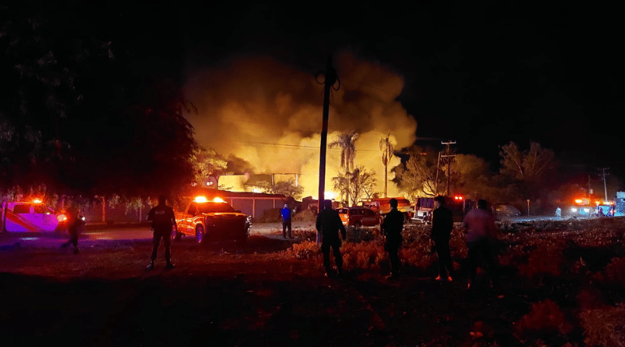 En el lugar se encuentran los cuerpos de emergencia aún trabajando para lograr sofocar las llamas por completo.