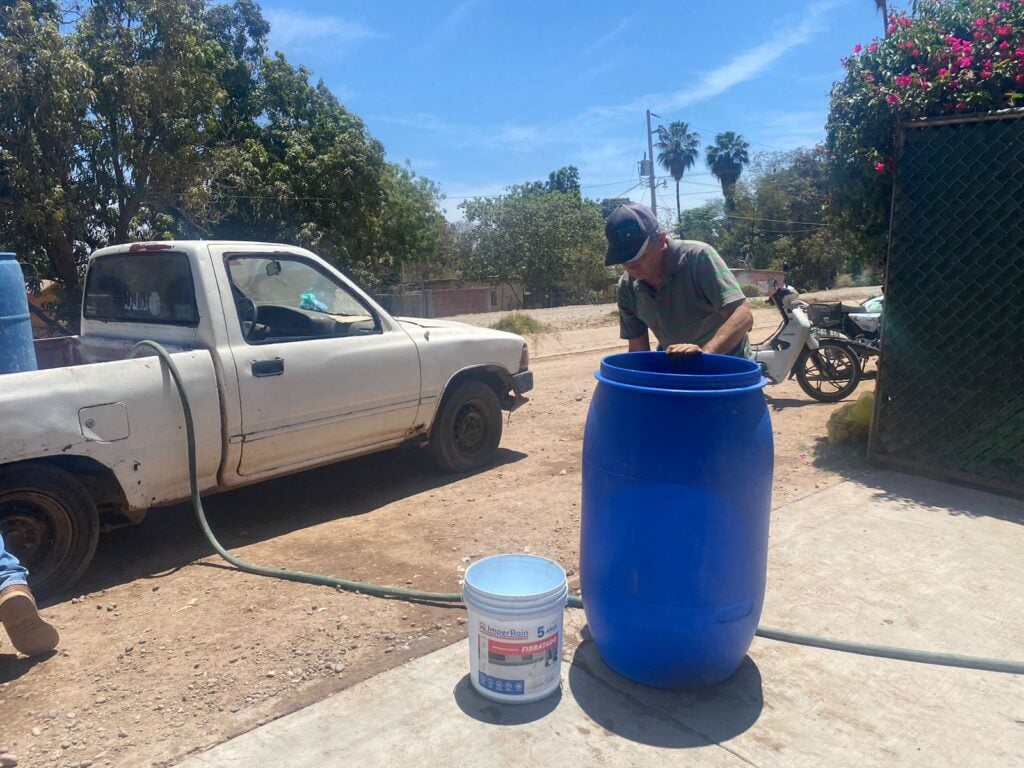 Habitantes de Mochicahui se suministran de agua