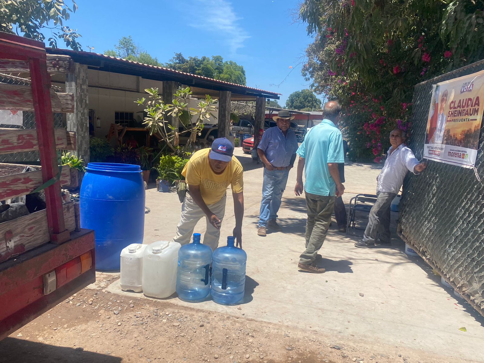 Habitantes de Mochicahui se suministran de agua