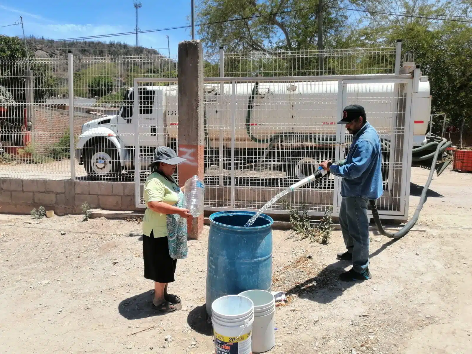 Distribución de agua potable mediante pipas en el municipio de Ahome