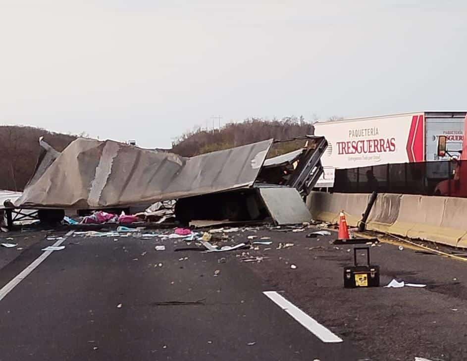 Partes del choque se mantienen en la carretera