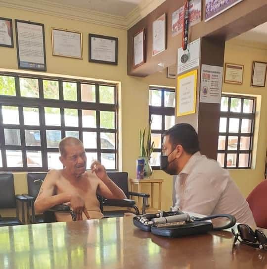Don Ezequiel recibiendo atención médica