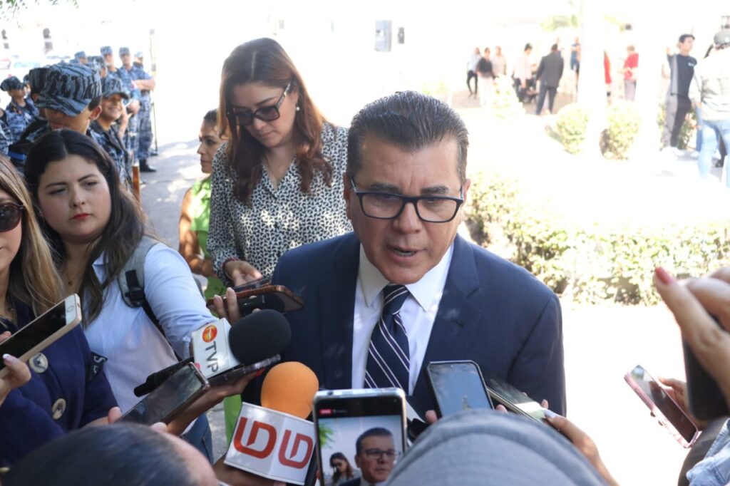 Édgar González Zataráin, alcalde de Mazatlán, en entrevista con los medios de comunicación