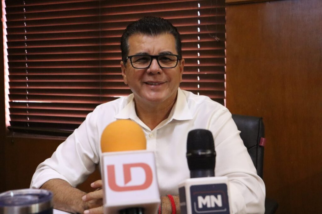 Édgar González Zataráin, presidente municipal de Mazatlán, en conferencia con los medios de comunicación
