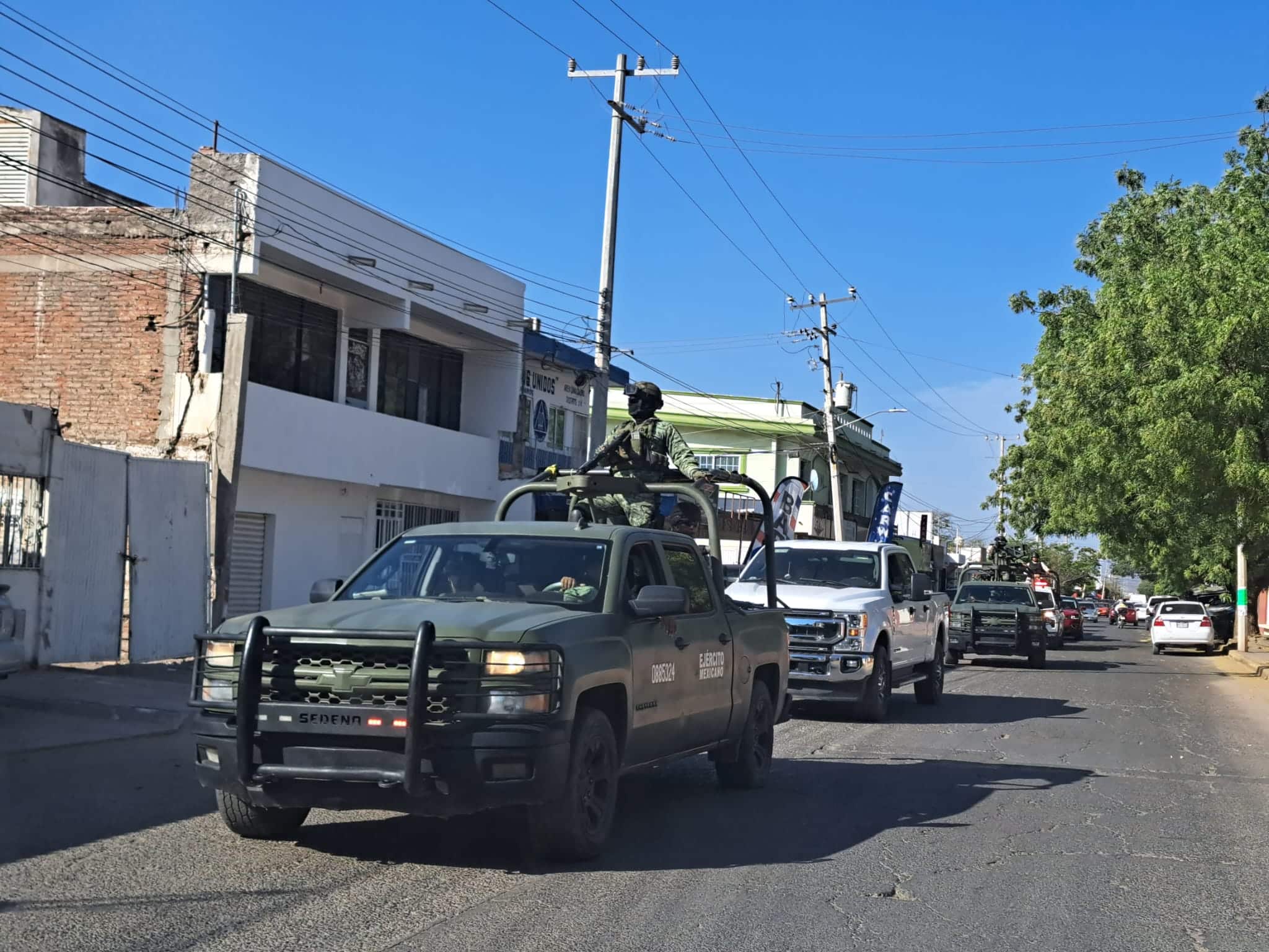 Elementos del Ejército Mexicano a bordo de un vehículo