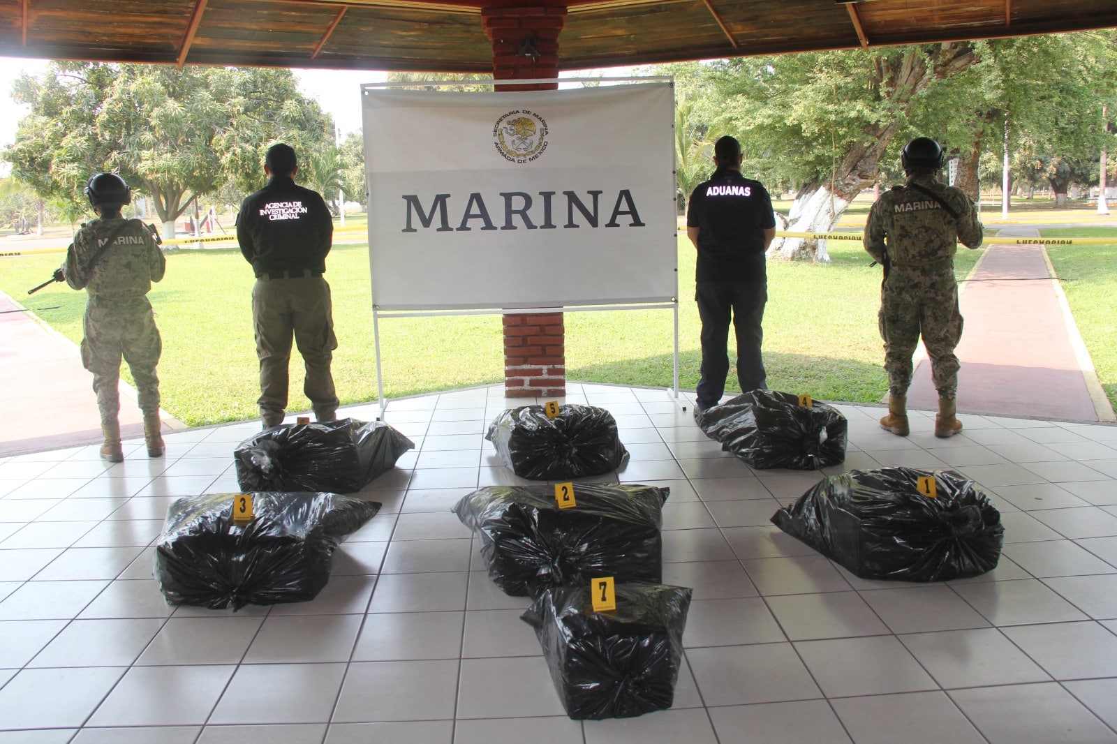 Elementos del a Marina y Aduanas con droga decomisada