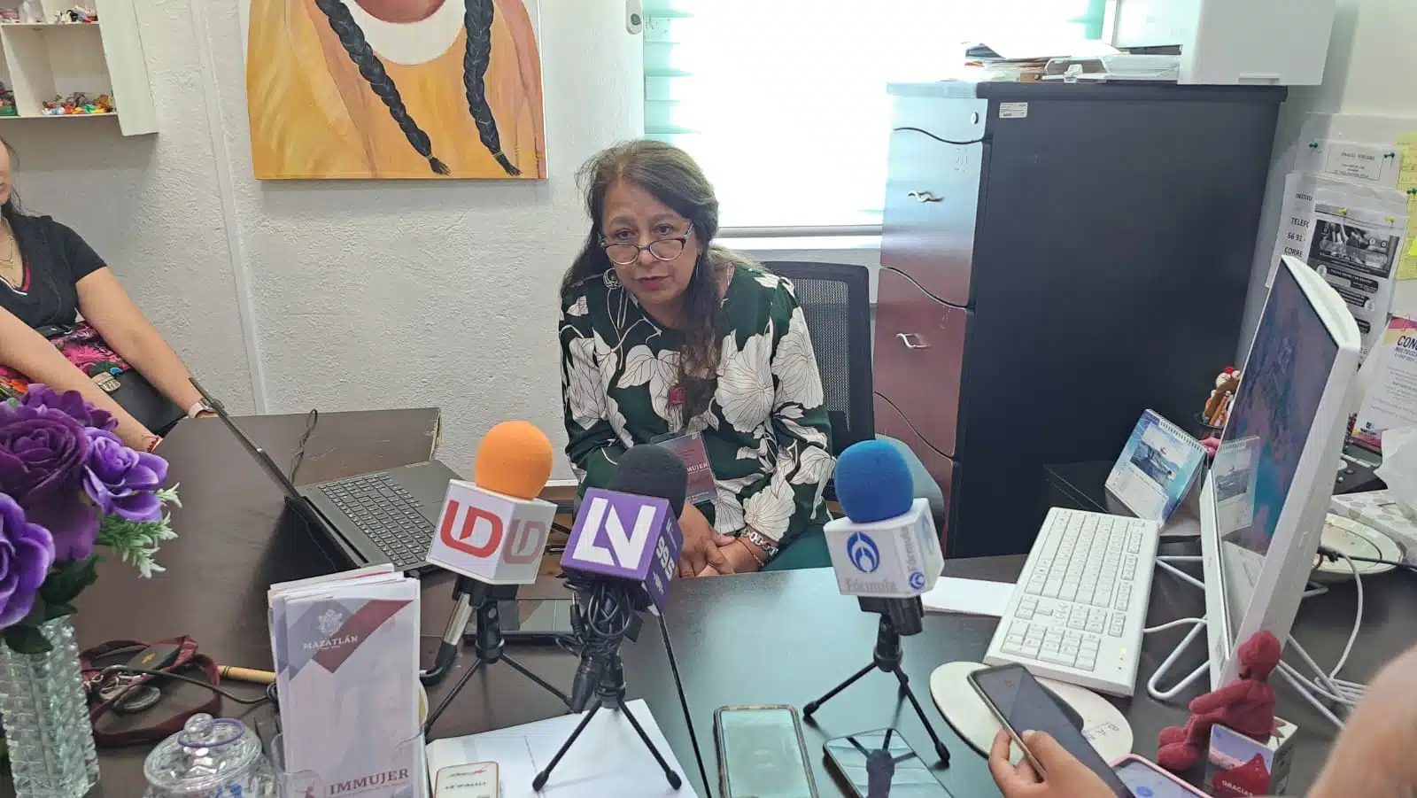 Emma Rodríguez Choreño, directora del Instituto Municipal de la Mujer en Mazatlán, en entrevista con los medios de comunicación
