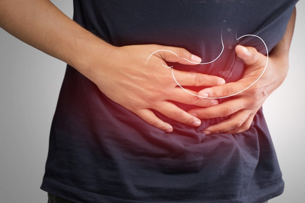 Una persona agarrándose la panza simulando una enfermedad gastrointestinal