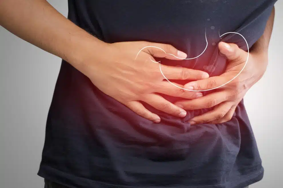 Una persona agarrándose la panza simulando una enfermedad gastrointestinal