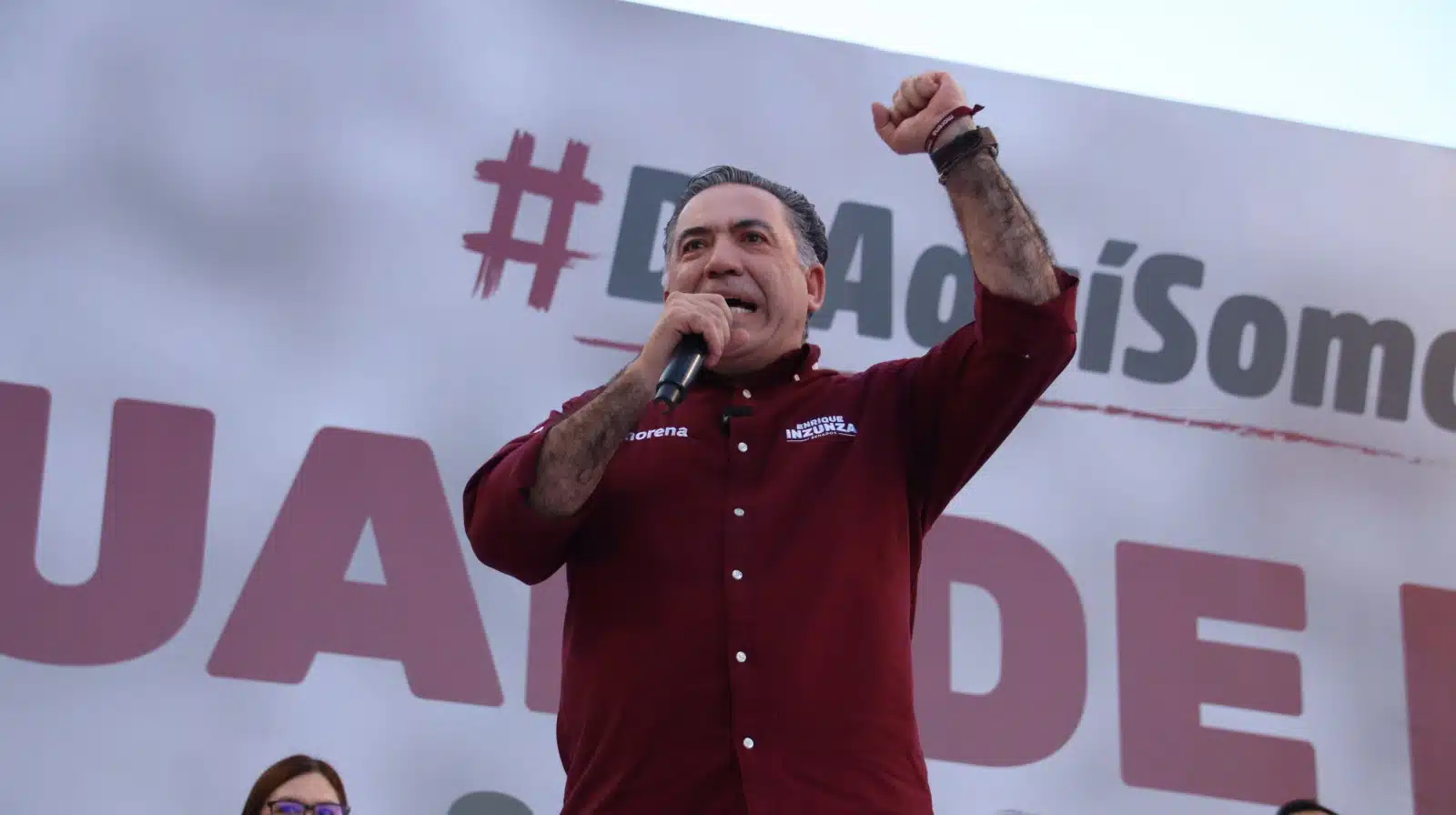 Enrique Inzunza Cázarez, candidato al Senado de la República por Morena, durante el cierre de campaña