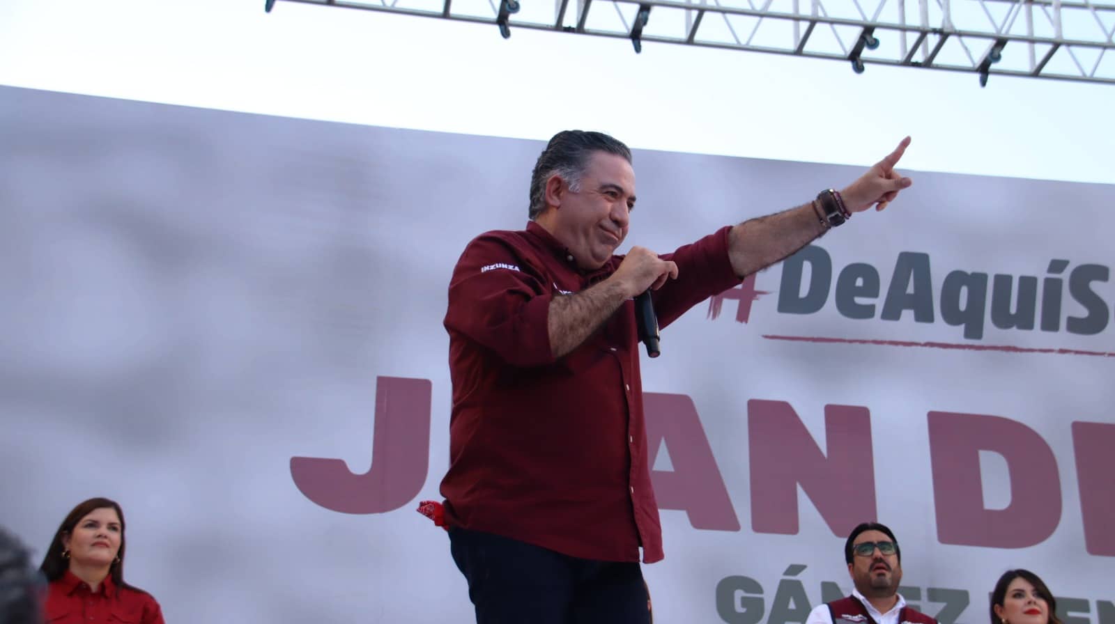 Enrique Inzunza Cázarez, candidato al Senado de la República por Morena, durante el cierre de campaña