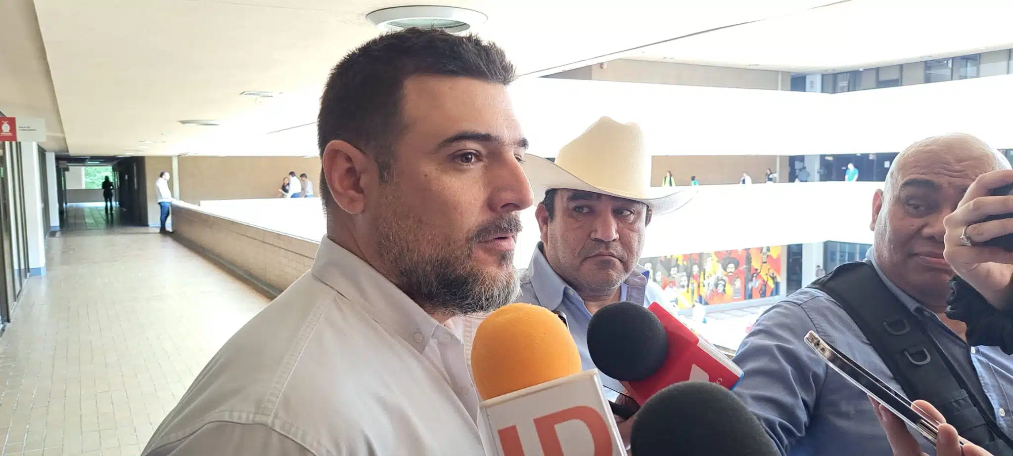 Enrique Riveros Echavarría, presidente de la Asociación de Agricultores del Río Culiacán, en entrevista con los medios de comunicación en Culiacán