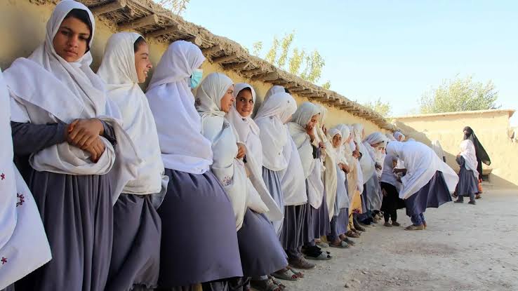 Envenenamiento masivo en Afganistán; hay 64 alumnas y 15 maestras hospitalizadas