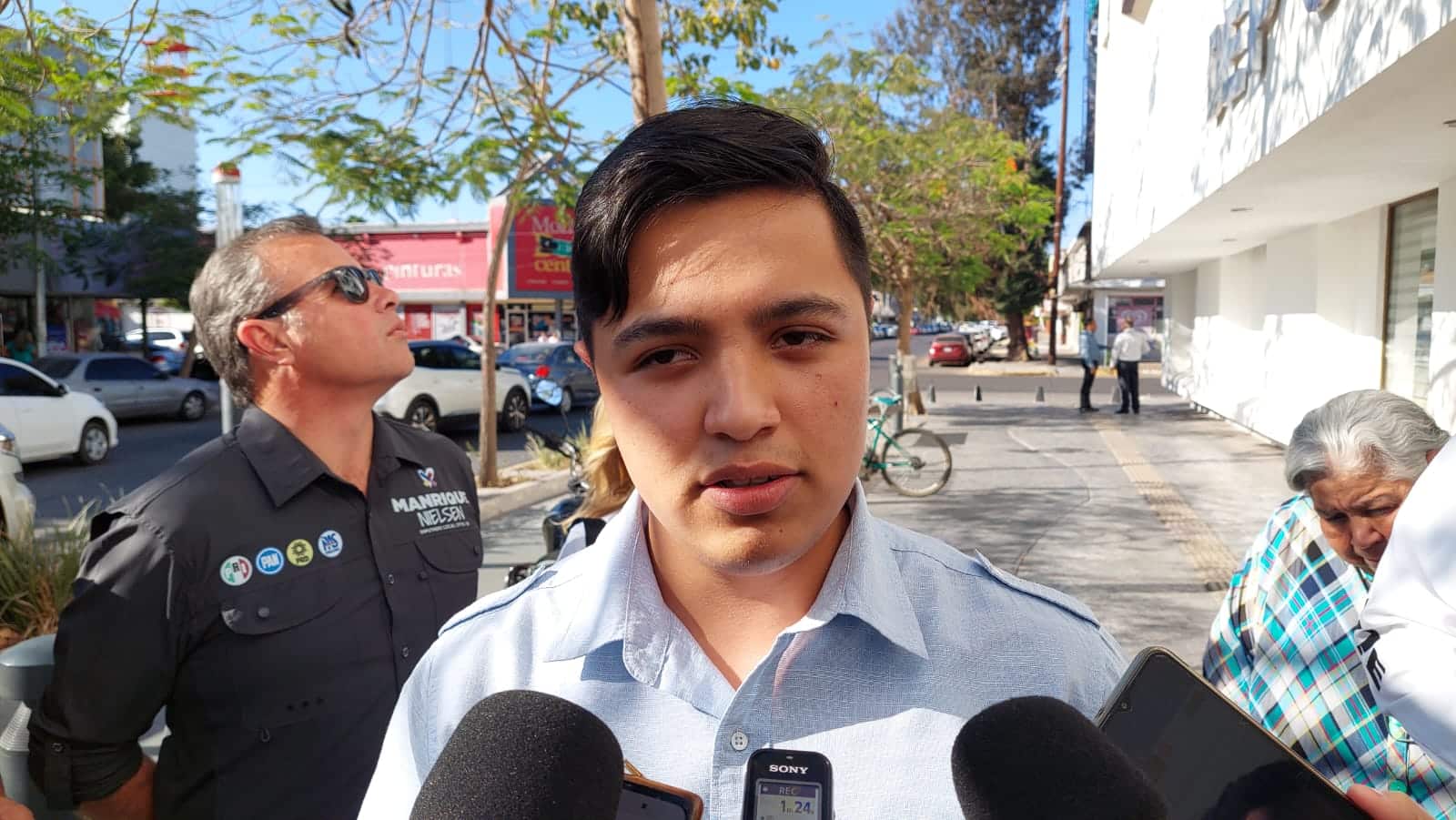 El joven Rafael “L” administra las redes sociales del candidato.
