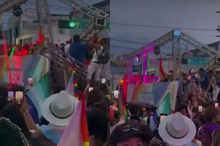 Escenario de carro alegórico estuvo por colapsar sobre asistentes a marcha en Monterrey