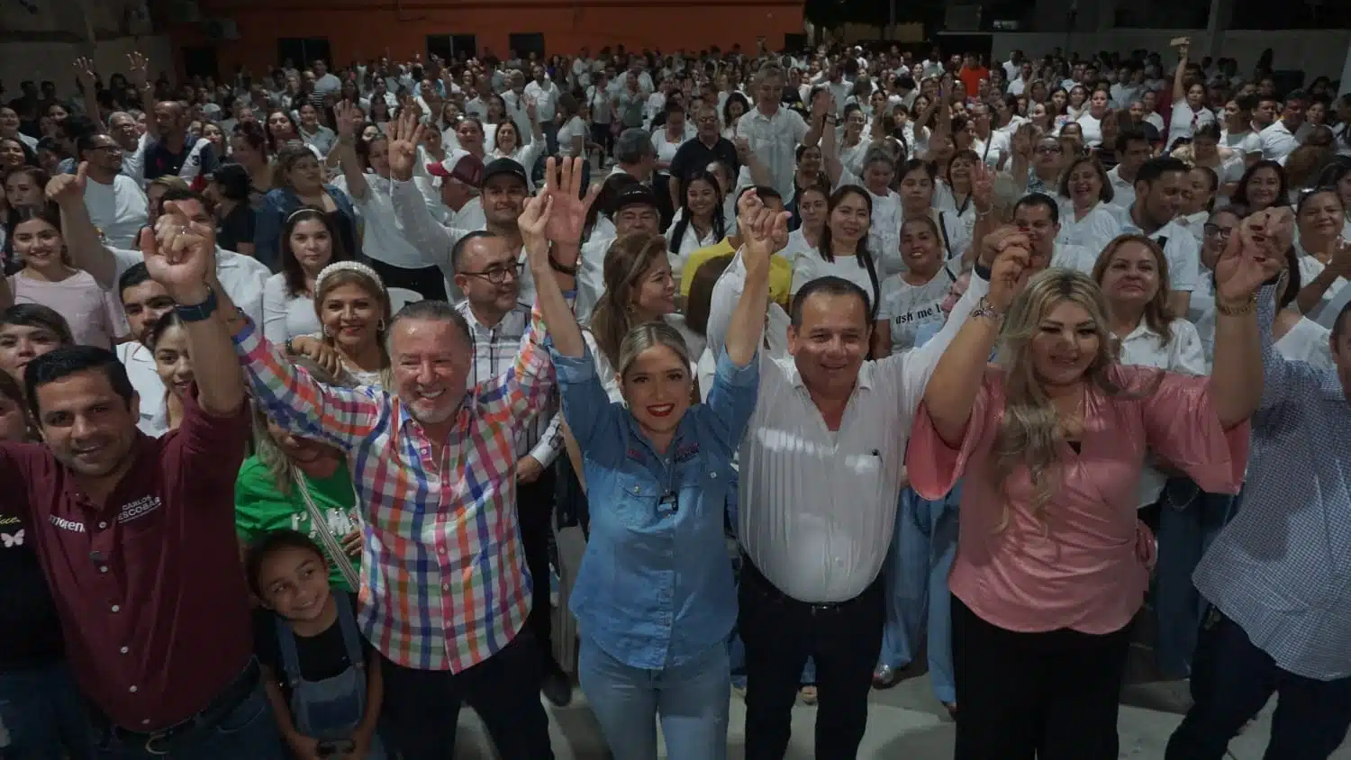 Estrella Palacios, candidata a la presidencia municipal de Mazatlán por el partido de Morena y el Verde, durante su campaña