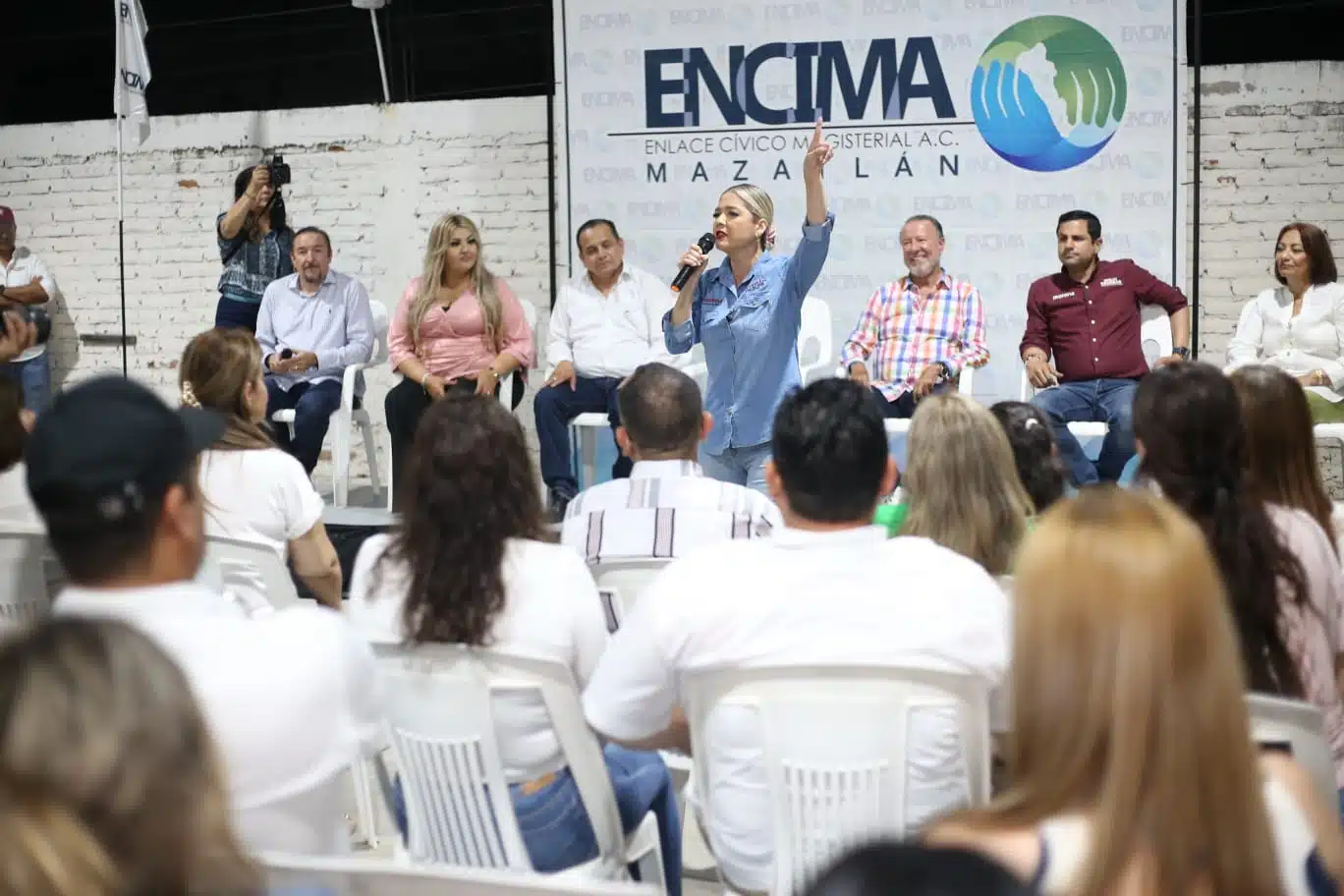 Estrella Palacios, candidata a la presidencia municipal de Mazatlán por el partido de Morena y el Verde, durante su campaña