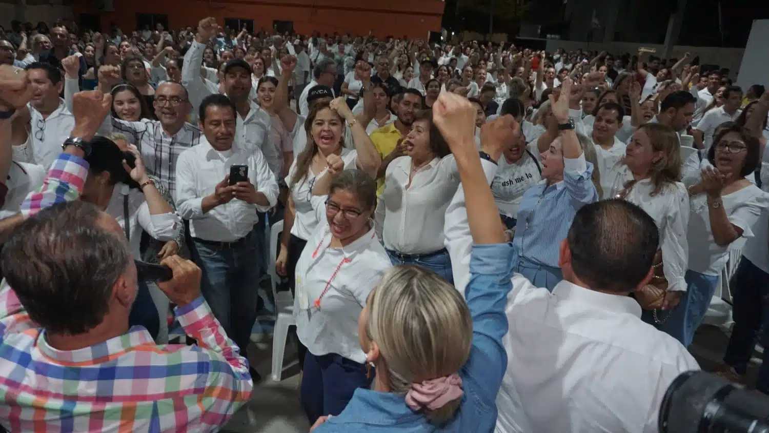 Estrella Palacios, candidata a la presidencia municipal de Mazatlán por el partido de Morena y el Verde, durante su campaña
