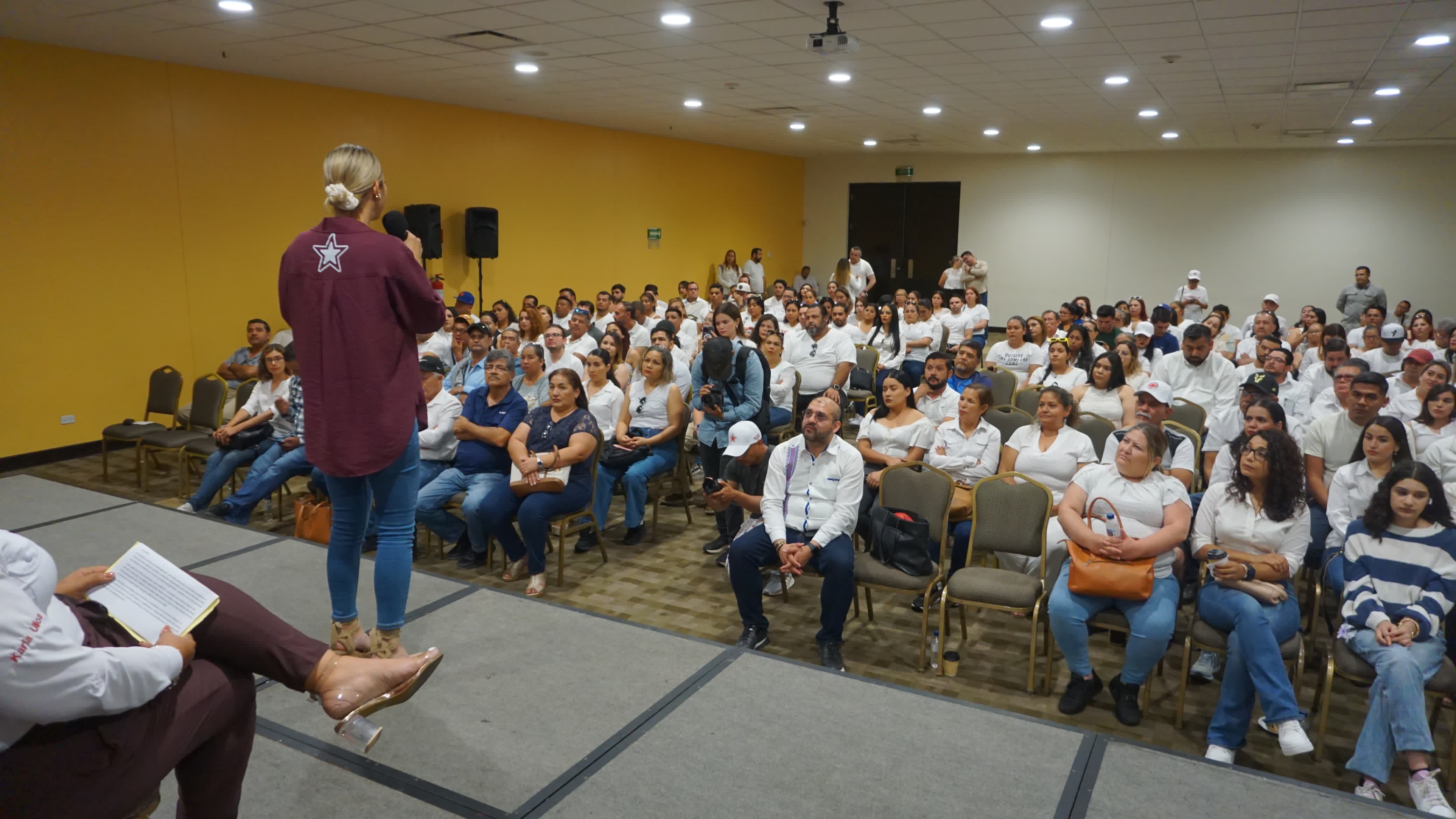 Candidata de Morena por la alcaldía de Mazatlán, Estrella Palacios, asistiendo al conversatorio “El futuro de las políticas públicas de salud”
