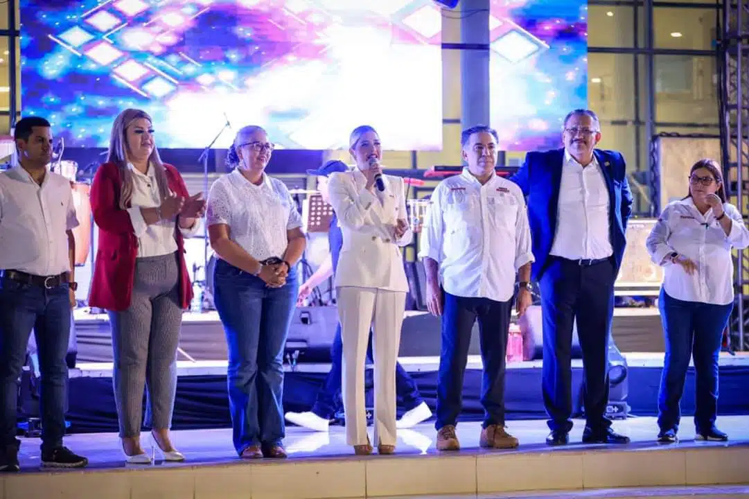 Estrella Palacios Domínguez, candidata de Morena a la alcaldía de Mazatlán, junto a Enrique Inzunza Cazares y Graciela Domínguez Nava en el Centro de Convenciones de Mazatlán durante la celebración por el día del magisterio