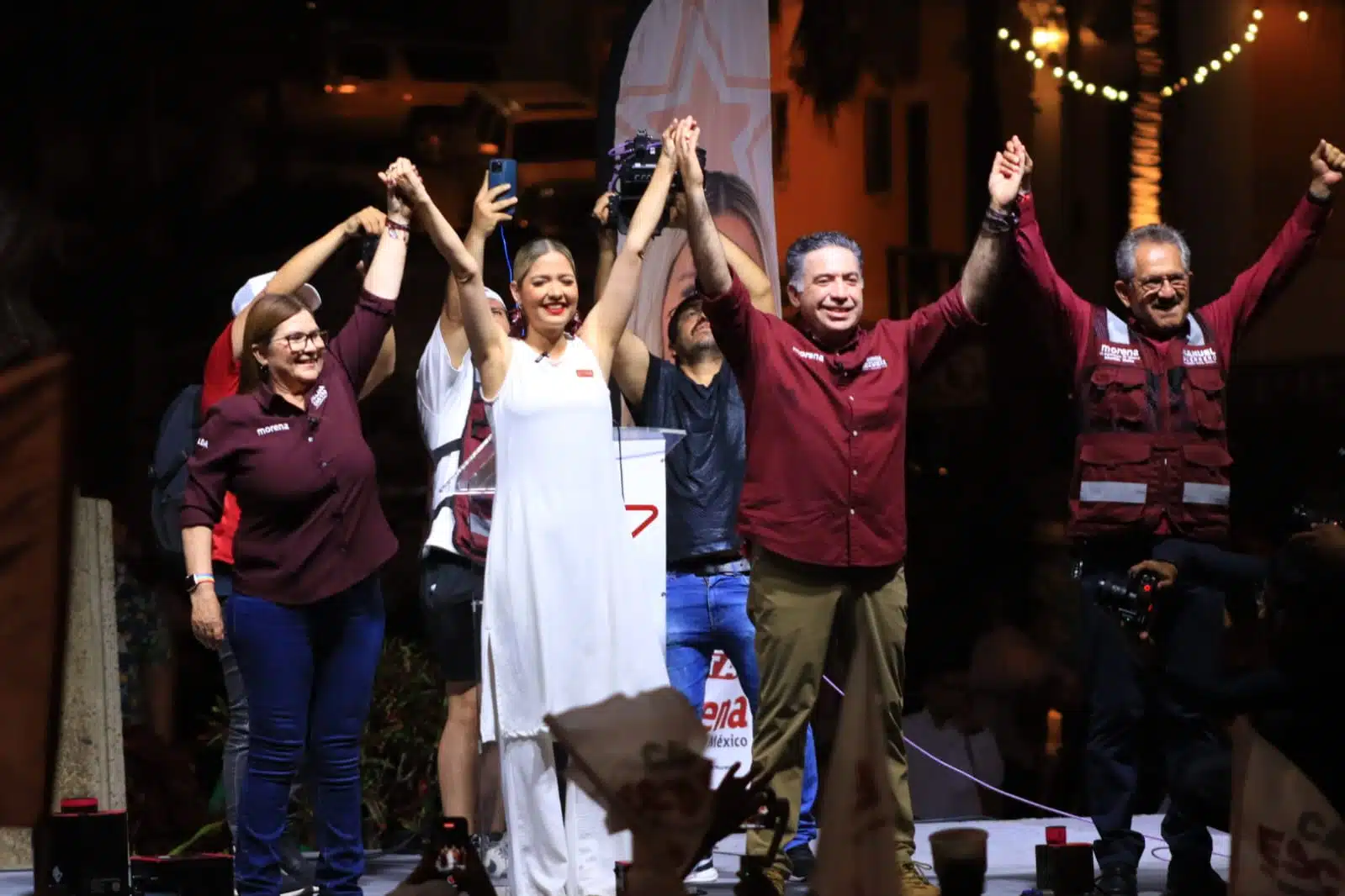Estrella Palacios Domínguez, candidata a la presidencia municipal de Mazatlán por el partido de Morena, junto a Imelda Castro y Enrique Inzunza, candidatos al Senado, en su cierre de campaña
