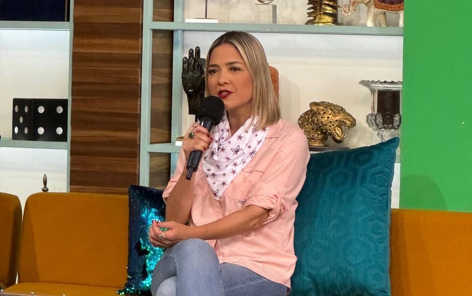 Estrella Palacios Domínguez habla durante una conferencia de prensa