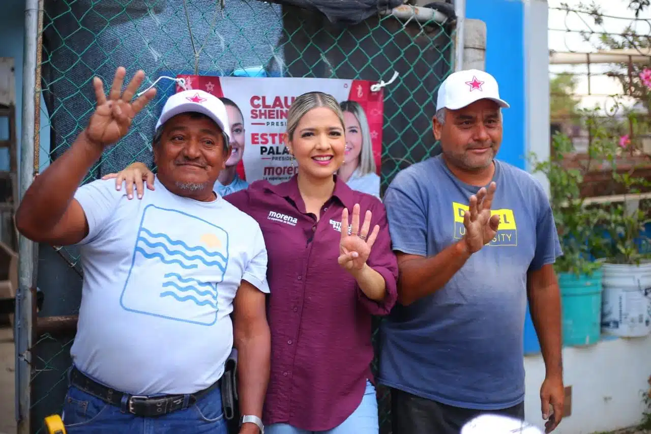 Estrella Palacios Domínguez acompañada por ciudadanos