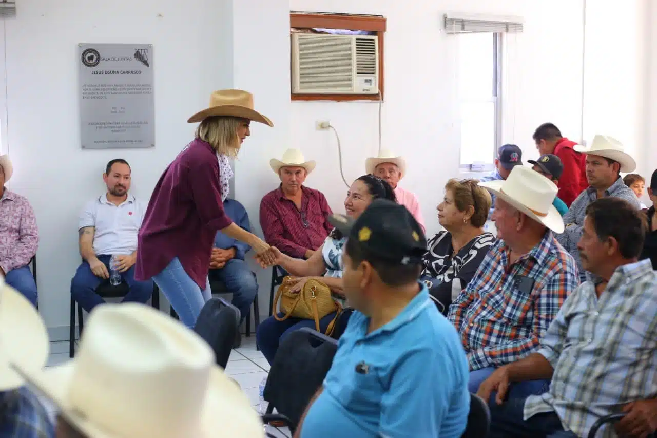 Estrella Palacios se reunió con productores de la Asociación Ganadera de Mazatlán.