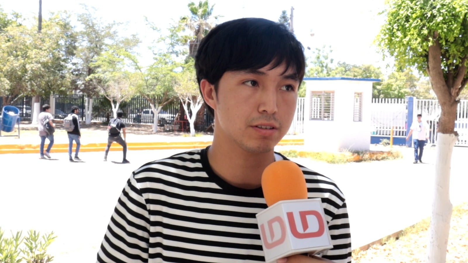 Estudiante de nivel superior aportando su opinión en el sondeo realizado por Línea Directa
