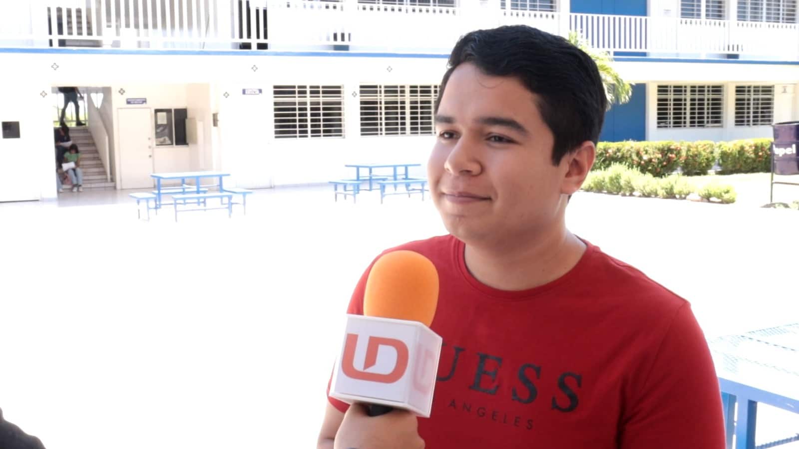 Estudiante de nivel superior aportando su opinión en el sondeo realizado por Línea Directa