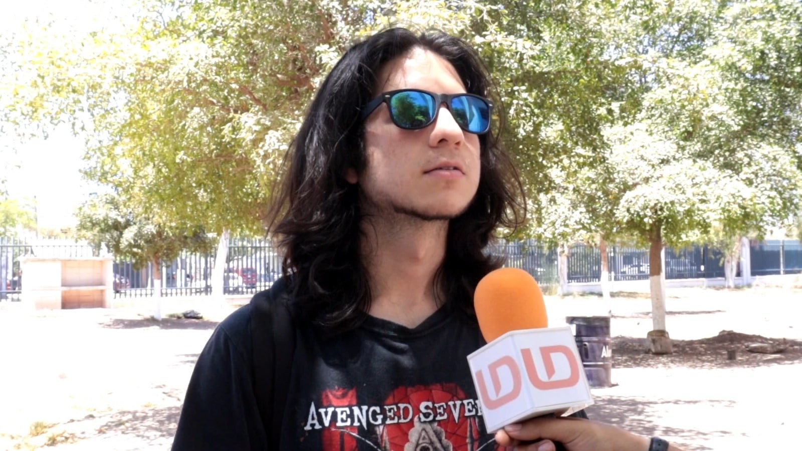Estudiante de nivel superior aportando su opinión en el sondeo realizado por Línea Directa