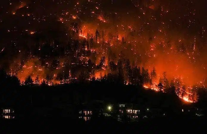 Evacuan a miles en Canadá por intensos incendios forestales
