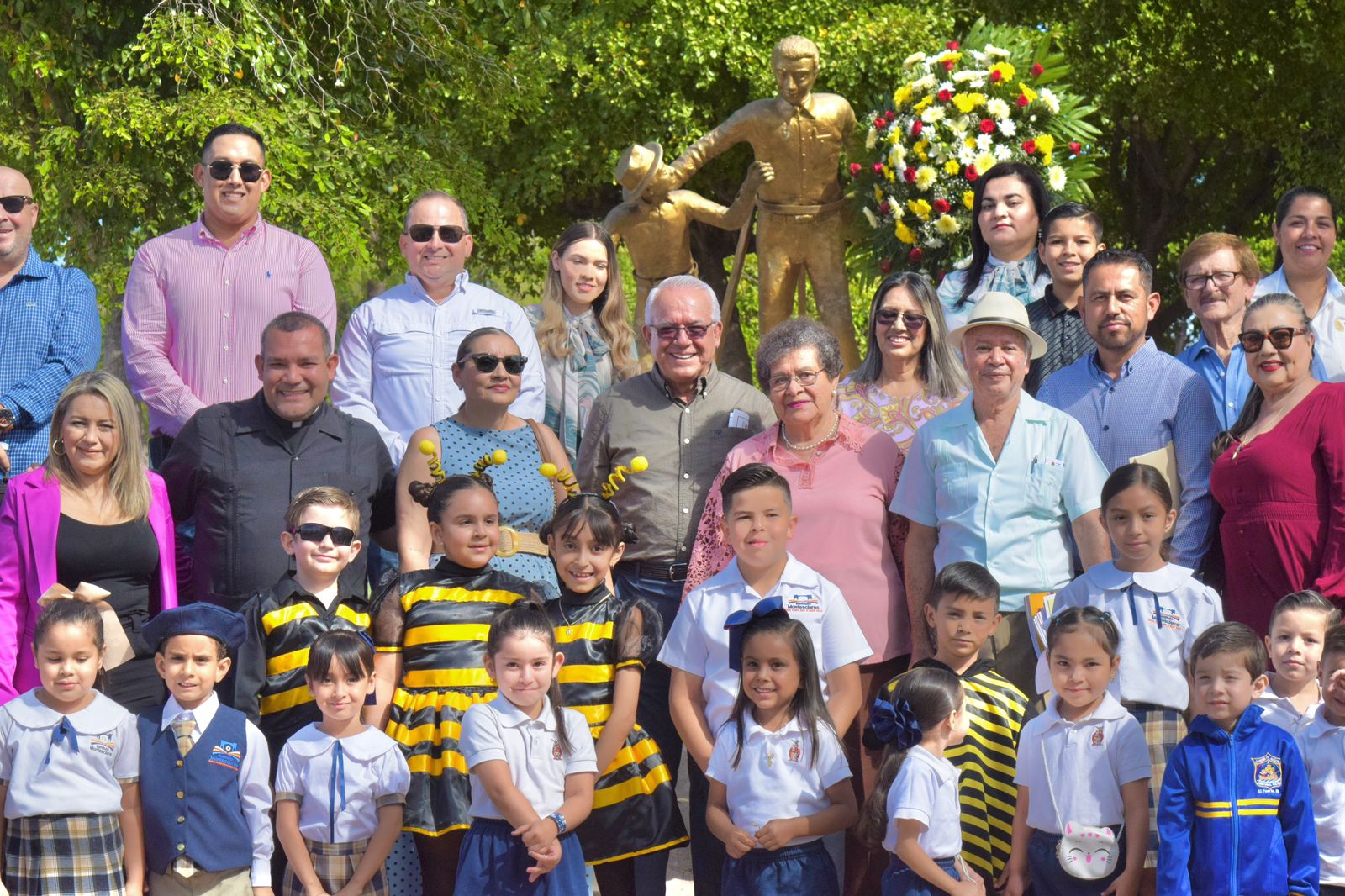 Maestros durante evento por el Día del Maestro en El Fuerte
