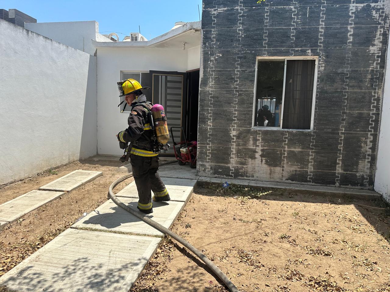 Explosión de boiler ocasiona incendio dentro de vivienda del fraccionamiento Paseo Alameda en Mazatlán