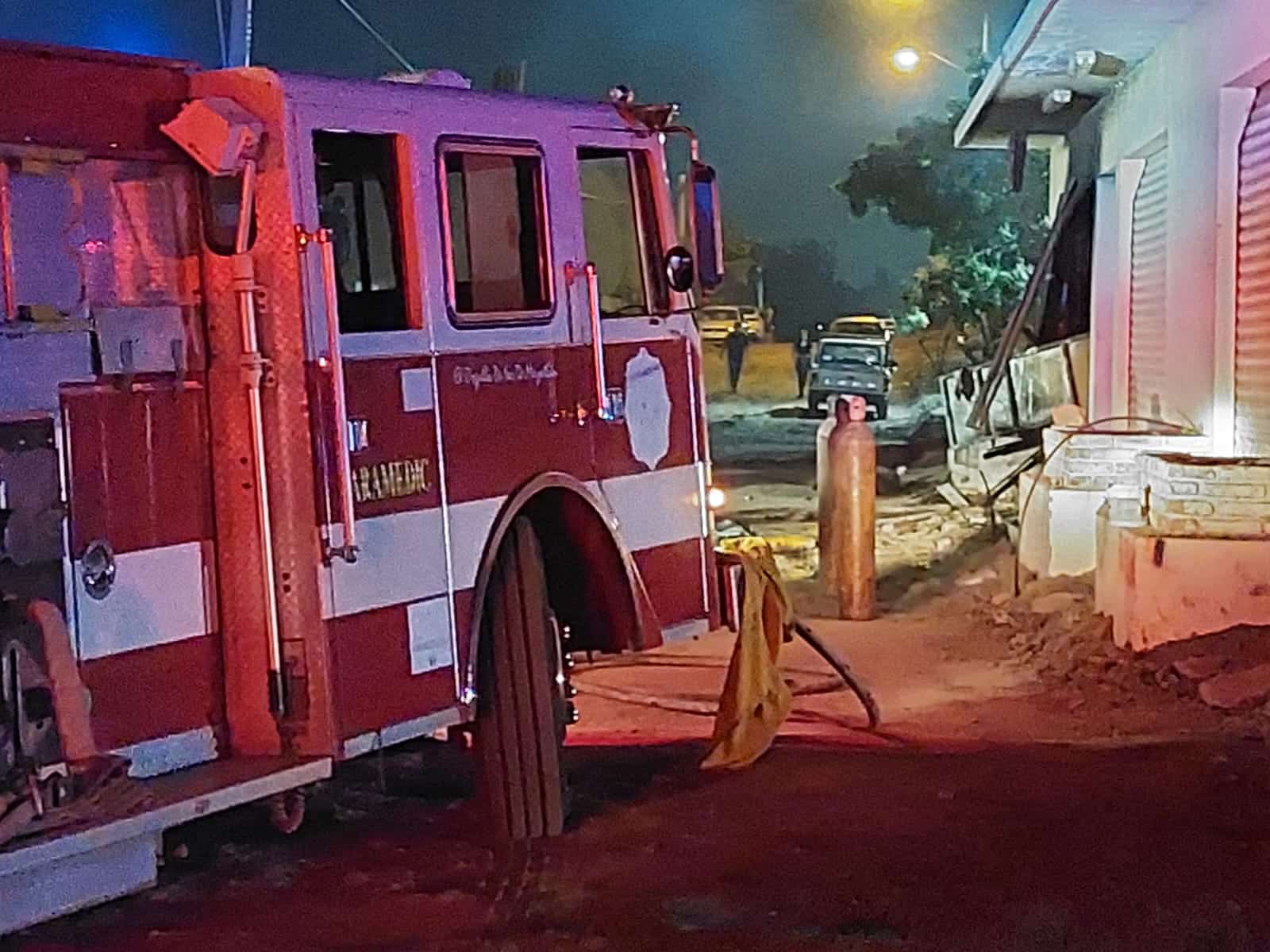 Elementos de Bomberos realizando los respectivos trabajos de sofocación