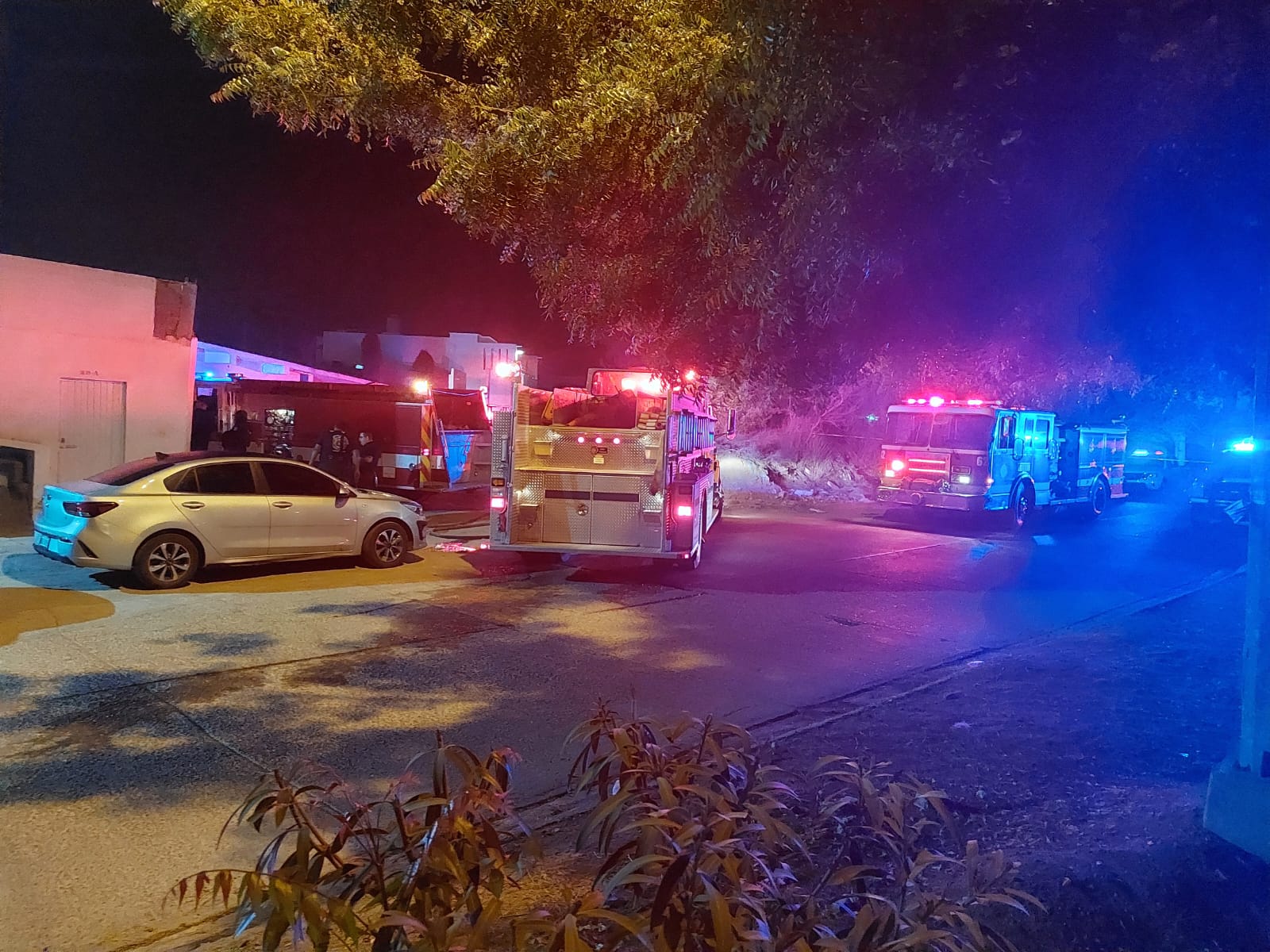 Camiones de Bomberos en el lugar donde se registró la explosión