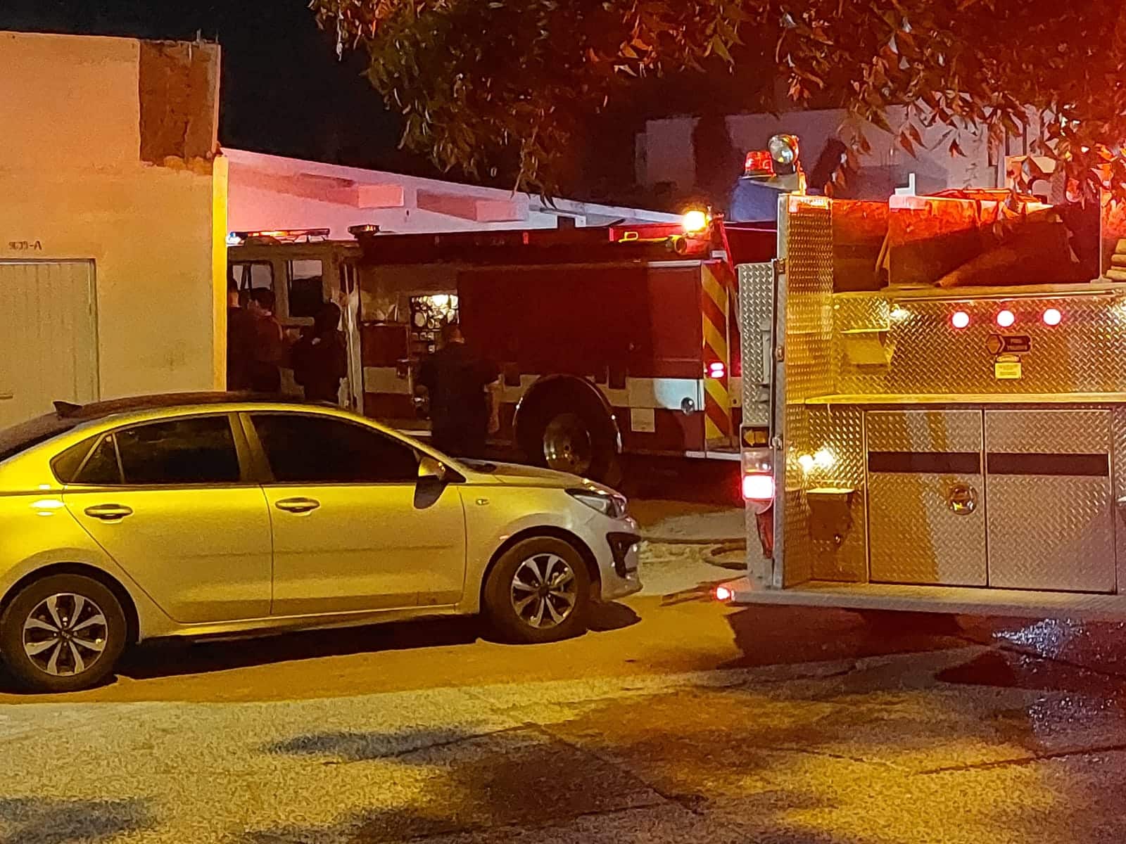 Elementos de Bomberos realizando los respectivos trabajos de sofocación