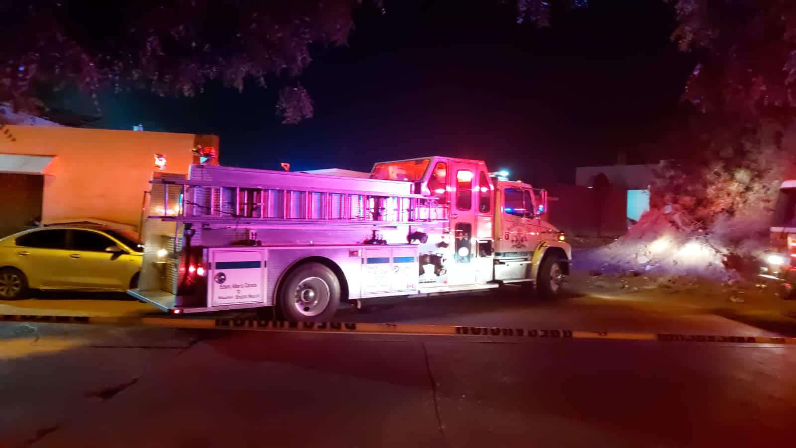Elementos de Bomberos realizando los respectivos trabajos de sofocación