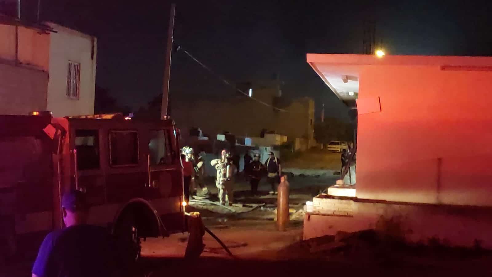 Elementos de Bomberos realizando los respectivos trabajos de sofocación