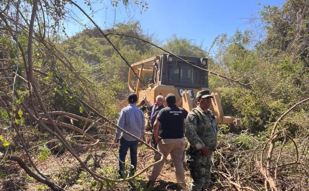 Elementos del cuerpo de Bomberos en El Fuerte