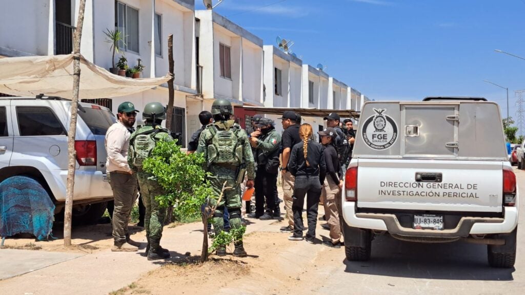 Camioneta y elementos de la FGE, Guardia Nacional, Policía Municipal, en el lugar donde encontraron sin vida a Jocelyn, Dulce y Alejandro en el fraccionamiento San Fermín en Culiacán