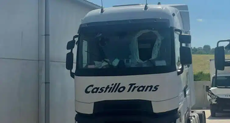 Fallece chófer en Bélgica; sujetos arrojan una tapa de alcantarilla a su camión