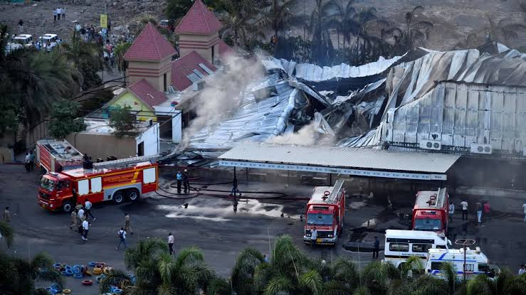 Fallecen 24 personas en incendio de la India; muchos son menores de edad